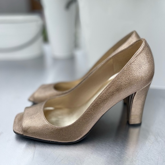 NEW ⭐️ Stuart Weitzman Gold Patent Leather Square Shaped Peep Toe Pumps - Picture 1 of 6